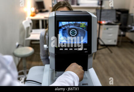 Die optischen Instrumente für untersucht den Anblick. Augenarzt Untersuchung Patientin in Augenklinik Stockfoto