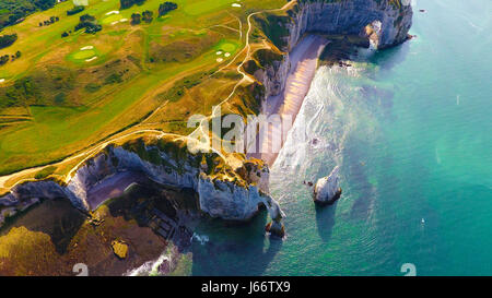 Vogelperspektive Blick auf die weißen Kreidefelsen und die berühmte Bögen in Etretat, Normandie, Frankreich Stockfoto