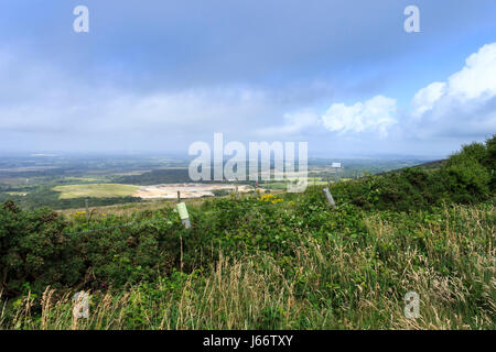 Blick von der South West Coast Path, Dorset, Großbritannien, über Heide und die Armee Schiessanlagen Stockfoto