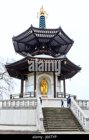 Der Frieden Pagode, die sich in 1985 in Battersea Park, von der südlichen Ufer der Themse, London, UK Stockfoto