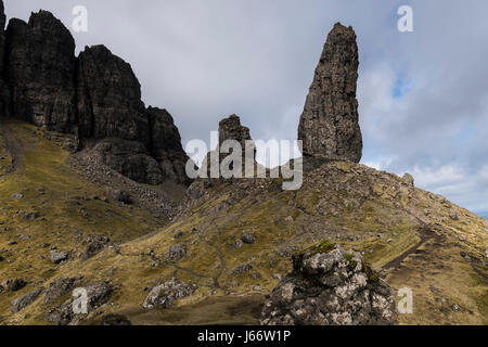 Wanderer auf Pfad unter Old Man of Storr betrachtet aus dem Süden, Trotternish, Isle Of Skye, Schottland. Stockfoto