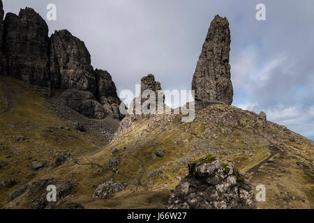 Wanderer auf Pfad unter Old Man of Storr betrachtet aus dem Süden, Trotternish, Isle Of Skye, Schottland. Stockfoto