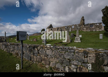 Vorbeifahrenden Ort Zeichen auf einspurigen Straße unangemessen angrenzend an Friedhof und Kirche in der Nähe von Torrin auf der Isle Of Skye, Schottland ruiniert. Stockfoto
