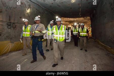 US-Energieminister Rick Perry, Center, tourt der unterirdische Anlage Waste Isolation Pilot Plant 17. Mai 2017 in Eunice, New Mexico. Die Waste Isolation Pilot Plant oder WIPP, ist eines der Links des größte geologischen Tiefenlagers für radioaktive Abfälle aus Forschung und Produktion von Atomwaffen. Stockfoto