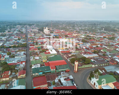 Panoramablick auf Diriamba Stadt von Drohne. Dach des Diriamba Stadt Stockfoto