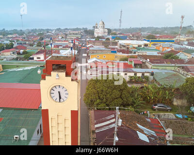 Uhrturm in Diriamba Stadt Luftbild. Turm mit Uhr in Diriamba Stadtbild Stockfoto