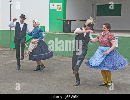 Muzlja - Zrenjanin, Serbien, 22. April 2017. Ungarischer Tanz als ein Vorspiel zu dem Ereignis "Ungarn traditionelle Ehe." Stockfoto