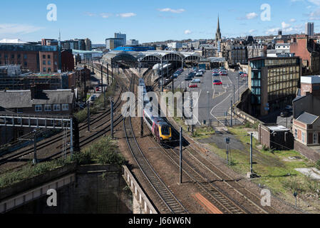 TransPennine Express Zug Richtung Norden bei der Abreise aus Newcastle Upon Tyne Central Station, England gebunden. Stockfoto