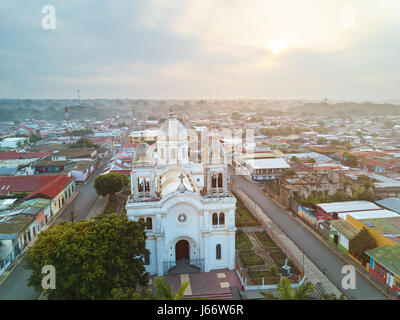 Tourismus in Diriamba Stadt Nicaragua zu platzieren. Luftbild-Drohne Blick auf berühmte Kirche in Diriamba Stockfoto