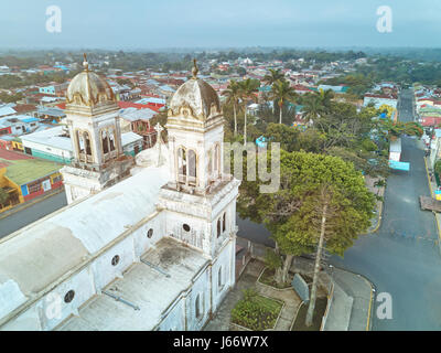 Central Park in Diriamba Stadt Morgen. Dach der alten Kathedrale Kirche Stockfoto