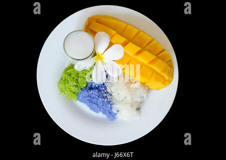 Dessert süßer Klebreis mit Mango Kokosmilch auf schwarzem Hintergrund isoliert Stockfoto