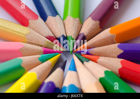 Farbstiften in ordnen in Farbe Rad Farben auf weißem Hintergrund Stockfoto