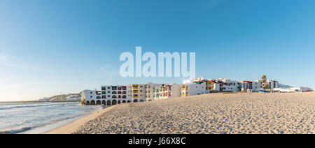 LANGEBAAN, Südafrika - 1. April 2017: Panorama Club Mykonos Resort und Hafen in Langebaan, einer Stadt an der Atlantikküste des Western Cape Pro Stockfoto