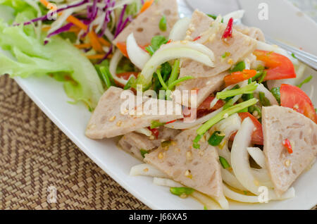 Würzige vietnamesische Wurstsalat, Thai-Food Name Yum Moo Yor Stockfoto