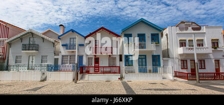 Strandhäuser mit gestreiften farbige Malerei in Costa Nova, Portugal. Stockfoto