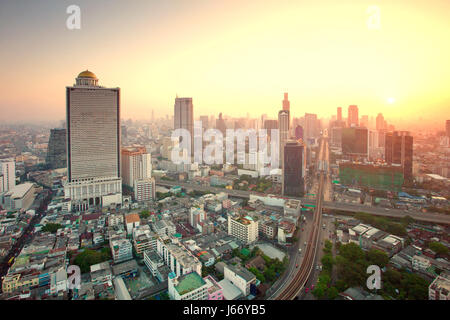 schöne Stadt Scape urbanen Szene der Hauptstadt Bangkok Thailand im Morgenlicht Leuchten, Blick vom Gipfel des Sky Scrapper Gebäude Stockfoto