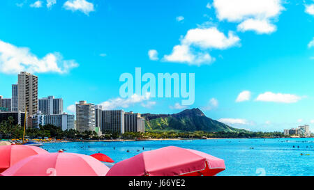 Schirme in Hülle und Fülle am Waikiki Beach mit seinen vielen Resorts unter blauem Himmel. Waikiki ist einer der berühmtesten Strände der Welt. In Honolulu befindet sich auf der Stockfoto