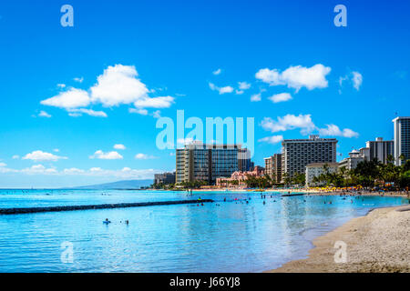 Waikiki Beach macht mit seinen vielen Resorts unter blauem Himmel und weißen Sand, es einem der berühmtesten Strände der Welt. Das Hotel liegt in Honolulu auf Hawaii Stockfoto