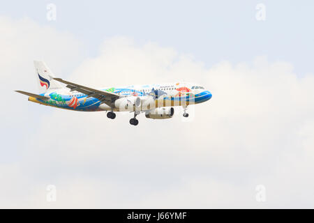 THAILAND, BANGKOK-MAR 3:Bangkok Luft thai lokalen Fluglinien Flugzeug über die Landebahn des Flughafens Suvarnabhumi und Vorbereitung bis zur Landung in Bangkok am März 3.201 Stockfoto