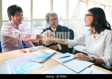 Business-Team Arbeitstreffen Konflikt Problem Lösung mit guter Kondition, die Hand zu schütteln Stockfoto