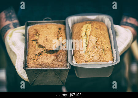 Gebackene Banane Kuchen von denen eines ist glutenfrei und die andere ist eine regelmäßige backen. Vintage-Filter angewendet Stockfoto