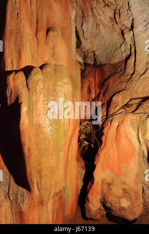 Kalkstein-Formationen in künstlich beleuchteten Tham Jang oder Chang-standhaft oder unbeweglichen Höhle in frühen 19th.century als einen Bunker gegen die Maraudi verwendet Stockfoto