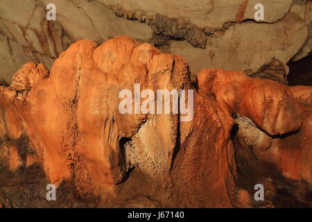 Kalkstein-Formationen in künstlich beleuchteten Tham Jang oder Chang-standhaft oder unbeweglichen Höhle in frühen 19th.century als einen Bunker gegen die Maraudi verwendet Stockfoto