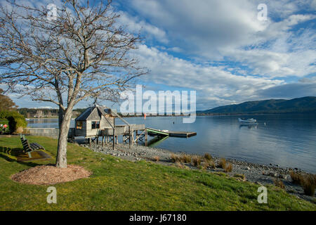 Wasser-Flugzeug schwebt über Süßwasser-See gegen die wunderschöne Berglandschaft im Lake Te Anau Neuseeland Stockfoto