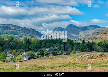 Die Langdale Pikes gesehen von oben Elterwater Lake District Stockfoto