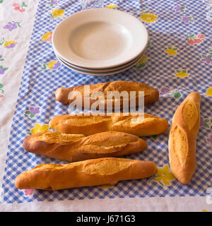 Brot und die Platten auf der Tischdecke. Stockfoto