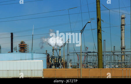 Ingenieure stehen auf umgeben von Rohrleitungen und Pumpen in der Öl-und Gasindustrie Stockfoto