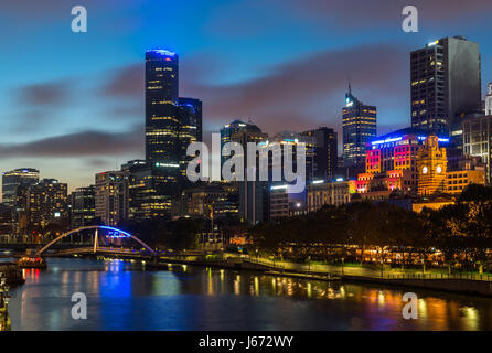 Melbourne Skyline in der Abenddämmerung, reflektiert in den Yarra River. Victoria. Australien. Stockfoto