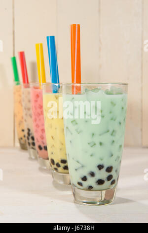 Boba / Bubble Tea. Hausgemachte verschiedene Milchtee mit Perlen auf Holztisch. Stockfoto