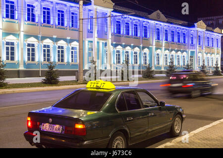 24.08.2016, Moldawien, Transnistrien, Tiraspol - Taxi an der zentralen Hauptstraße 25. Oktober. Weitere Straße: das medizinische Zentrum. Transnistrien ist eine abstoßende moldauischen Republik unter russischem Einfluss östlich des Flusses Dnister. Die Region löste sich 1992 aus der Republik Moldau und nicht von einem anderen Land anerkannt. Auch die Russisch-abhängige Entität ist bekannt als die Transdnestrovian Republik (Pridnestrovkaja Moldavskaja Respublika / PMR). Tiraspol ist die Hauptstadt. 00A160824D416CAROEX. JPG - nicht für den Verkauf in G E R M A N Y, A U S T R I A S W I T Z E R L A N D [MODEL-RELEASE: nicht zutreffend, PRO Stockfoto