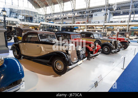 Brüssel, Belgien - 9. Juli 2016: Automotive Museum mit klassischen Automobilen Sammlungsausstellung im Cinquantenaire Parc in Belgien. Stockfoto