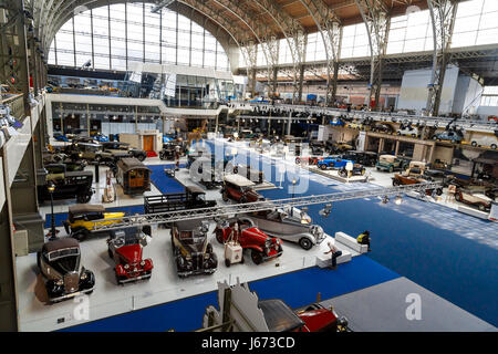 Brüssel, Belgien - 9. Juli 2016: Automotive Museum mit klassischen Automobilen Sammlungsausstellung im Cinquantenaire Parc in Belgien. Stockfoto