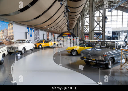 Brüssel, Belgien - 9. Juli 2016: Automotive Museum mit klassischen Automobilen Sammlungsausstellung im Cinquantenaire Parc in Belgien. Stockfoto