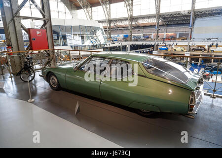 Brüssel, Belgien - 9. Juli 2016: Automotive Museum mit klassischen Automobilen Sammlungsausstellung im Cinquantenaire Parc in Belgien. Stockfoto