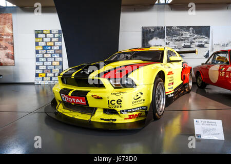 Brüssel, Belgien - 9. Juli 2016: Automotive Museum mit klassischen Automobilen Sammlungsausstellung im Cinquantenaire Parc in Belgien. Stockfoto