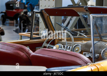 Brüssel, Belgien - 9. Juli 2016: Automotive Museum mit klassischen Automobilen Sammlungsausstellung im Cinquantenaire Parc in Belgien. Stockfoto