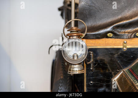 Brüssel, Belgien - 9. Juli 2016: Automotive Museum mit klassischen Automobilen Sammlungsausstellung im Cinquantenaire Parc in Belgien. Stockfoto