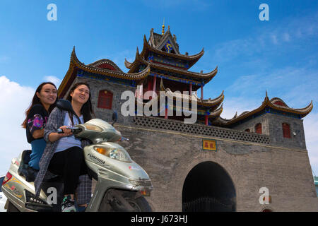 Verkehr am Trommel- und Glockenturm, Yinchuan, Ningxia, China Stockfoto