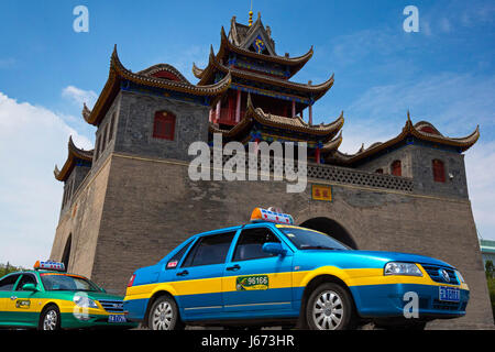 Verkehr am Trommel- und Glockenturm, Yinchuan, Ningxia, China Stockfoto