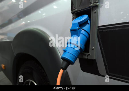 Netzteil für Ladestation für Elektroautos. Ladestation Elektroauto. Selektiven Fokus auf Netzteil eingesteckt in einem Elektroauto aufgeladen. Stockfoto