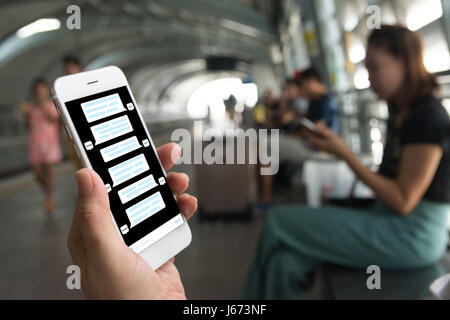 Chat-Bot und zukünftige marketing-Konzept, Hand halten Handys mit Chatbot Anwendung Stockfoto