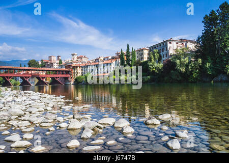 Der Ponte Vecchio (oder Ponte Degli Alpini) Brücke und Fluss Brenta, in Bassano del Grappa, Veneto, Italien Stockfoto