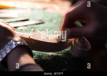 Geigenbauer machen Geigen im Produktionsstudio Stockfoto