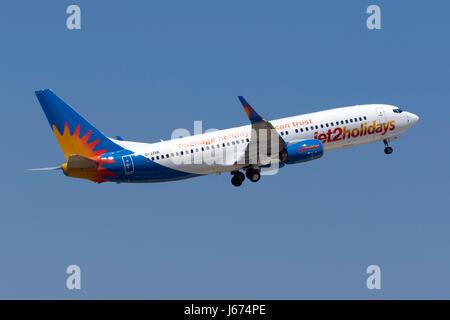 Jet2 Boeing 737-8MG(WL) [G-JZHK] Start-und Landebahn 13 ausziehen. Stockfoto