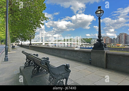 Chelsea Embankment auf der Themse und Albert Bridge mit sommerlich, blau, Wolke meliert Himmel. Stockfoto