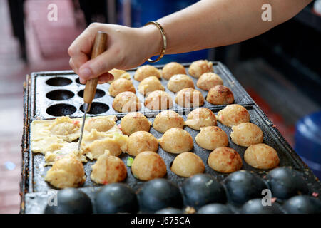 zum Kochen Takoyaki beliebtesten leckeren Snack verarbeiten Stockfoto